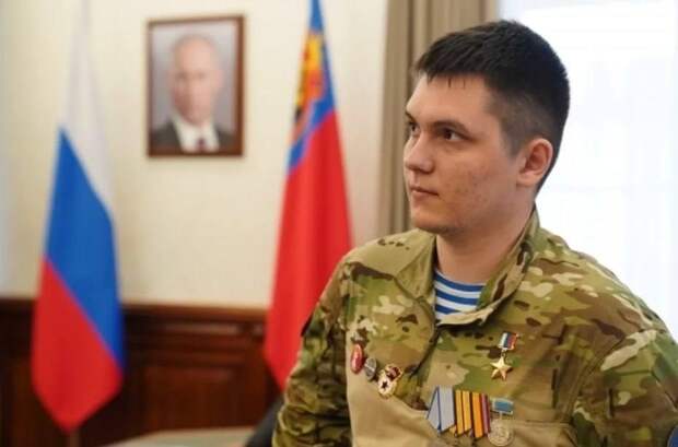 В Кузбассе уже пятые сутки ищут 23-летнего Героя России. Он сел в чужую машину и исчез.