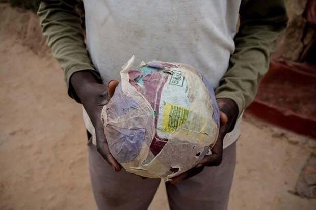 Зимбабве — в месяц на семью тратят $34 — самодельный мяч из пакетов в мире, дети, игрушка, люди, страны