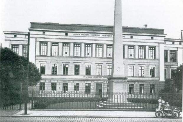 Школа искусств и ремёсел на Кёнигсштрассе. Здание не сохранилось. Находилось в начале улицы Фрунзе. Фото 1935 года