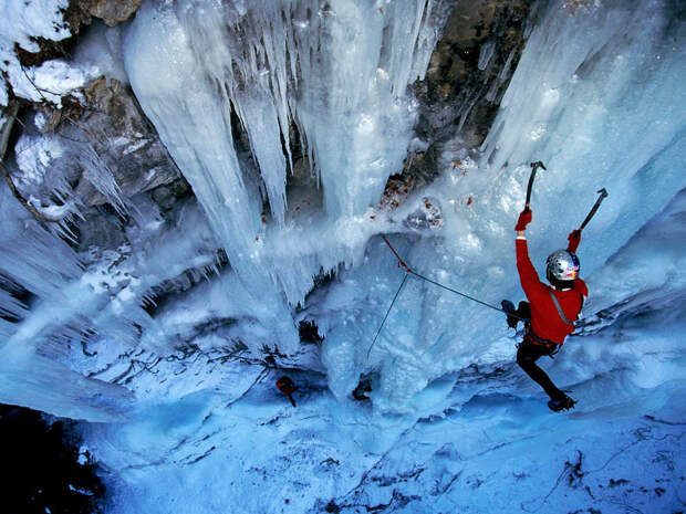 FrozenWaterfalls10 Удивительные замерзшие водопады по всему миру