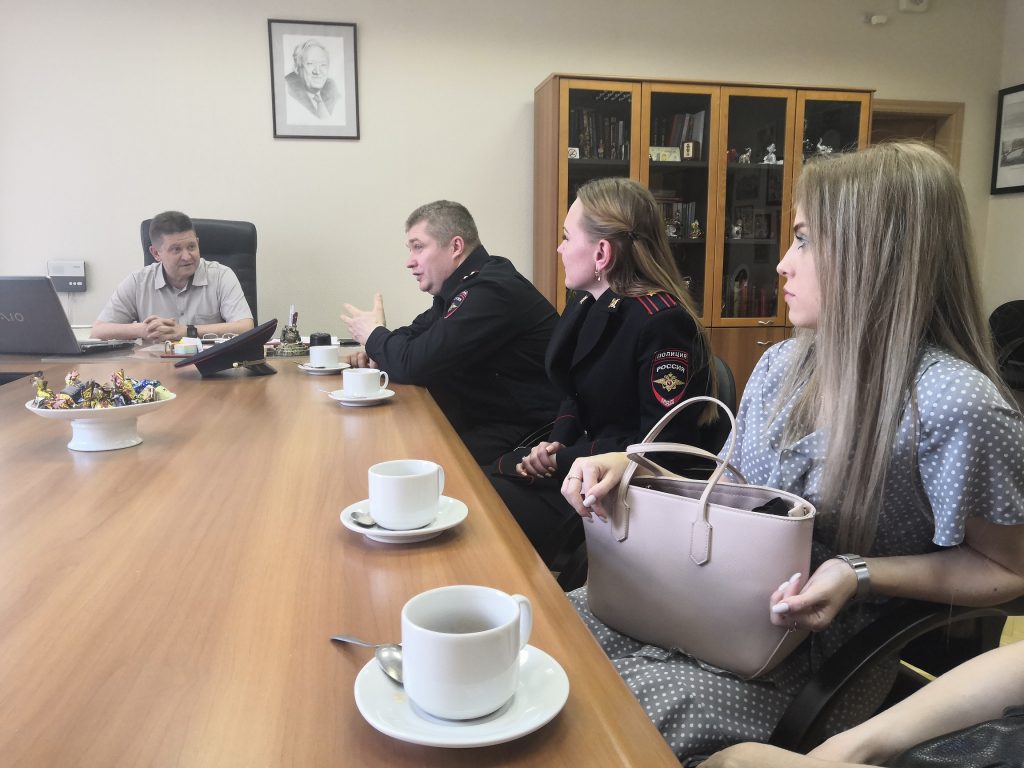 Руководство УВД навестило школу-интернат им. Ю.Никулина по случаю выпускного праздника для совершеннолетних воспитанников. Фото УВД по ЮВАО