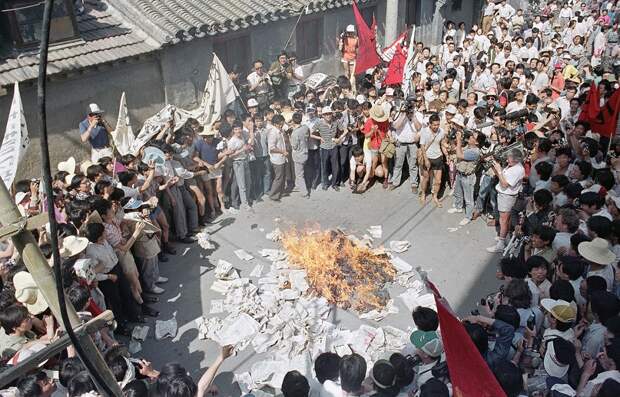 Расстрел демонстрантов на площади Тяньаньмэнь 25 лет назад Tiananmen Square 14 Расстрел демонстрантов на площади Тяньаньмэнь 25 лет назад