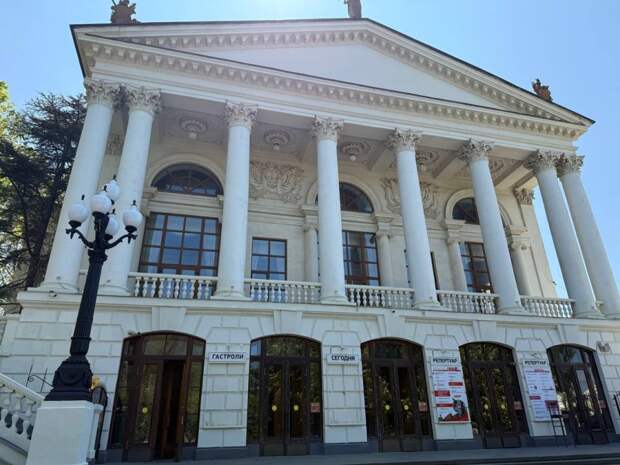 Дмитрий Рогозин: Правильно я понимаю, что в "патриотической столице России" - городе Севастополе показывать спектакли режиссера-русофоба нельзя, а в Москве - можно? Я, коренной москвич в шес