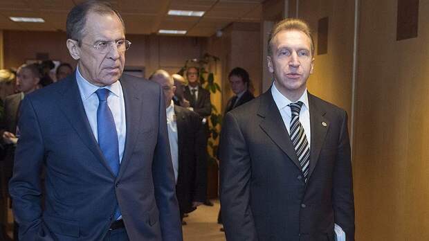 Министр иностранных дел России Сергей Лавров (слева) и первый заместитель председателя правительства России Игорь Шувалов (справа)