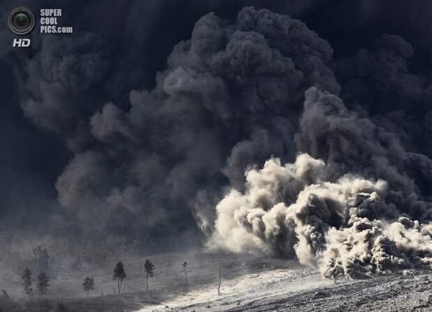 Индонезия. Суматра. 8 января. Во время извержения Синабунга. (Reuters/Beawiharta)