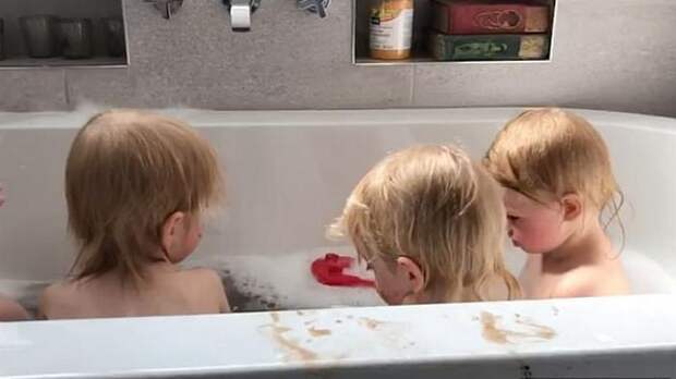 Веселый налет: 2-летние тройняшки прорвались на кухню, чтобы наесться шоколадной пасты (фото)