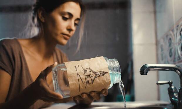 Православным напомнили, что святую воду нельзя выливать в раковину