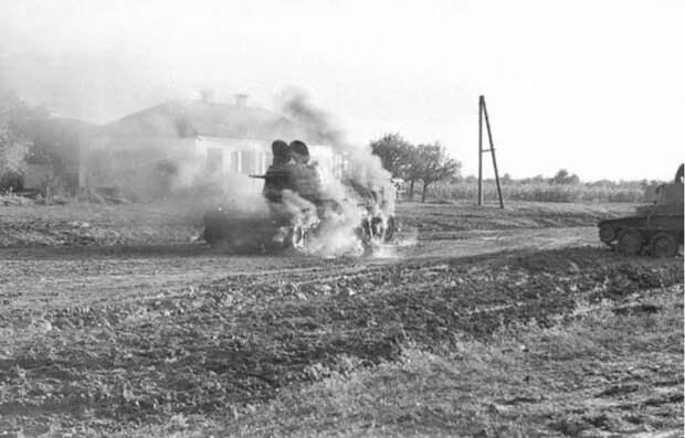 7 Лёгкий танк горит Ростов 1941