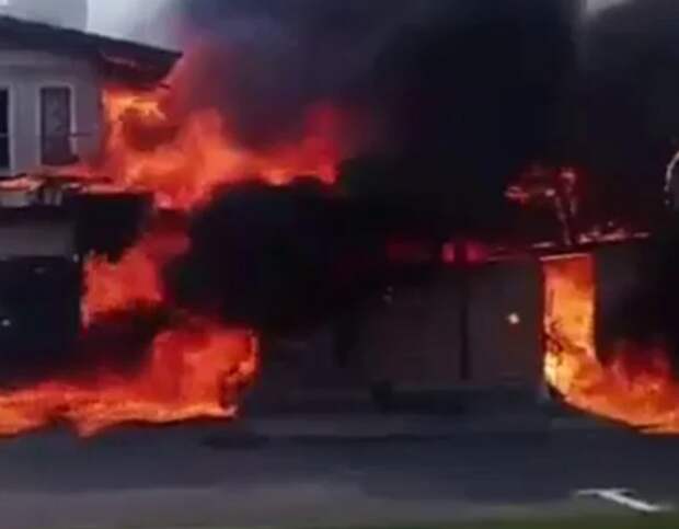 В Бразилии легкомоторный самолет рухнул на ресторан