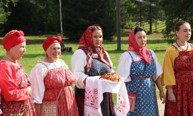 В Малых Корелах бабушек встретила «Новиця»