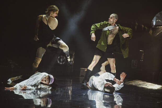 Сцена из спектакля «Дон Кихот»