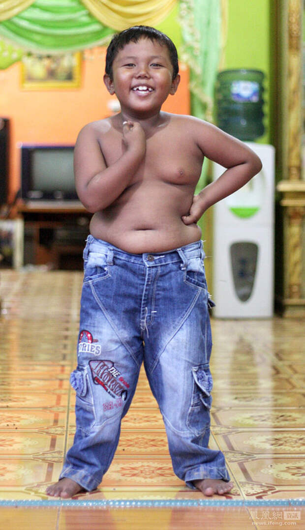 Toddler05 4 летний индонезиец бросил курить и начал обжираться