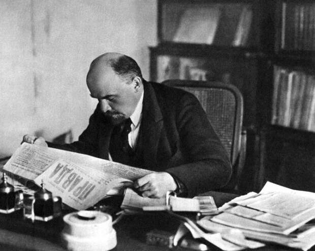 Ленин за чтением прессы. Кремль. Ленин за чтением прессы. Кремль.
