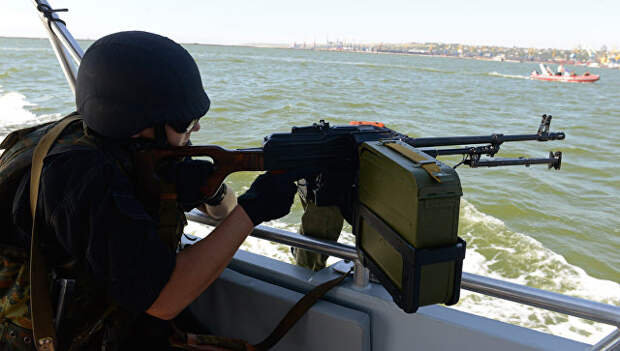 Украинский военнослужащий во время патрулирования Азовского моря. Архивное фото Украинский военнослужащий во время патрулирования Азовского моря. Архивное фото