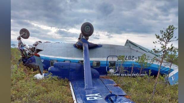 Пассажиры совершившего жесткую посадку Ан-28 получили компенсацию
