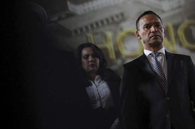 Премьер Испании Санчес пообещал "выкрутить руки" всем правым силам в мире