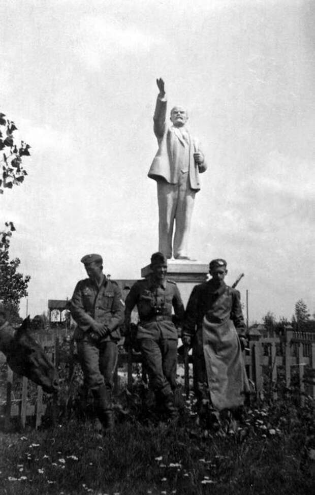 Мотивы сноса памятников советским вождям в годы войны и в наши дни, анализ НОМП-ПБ.