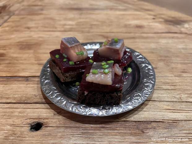 Смёрребрёд со свёклой и селедкой