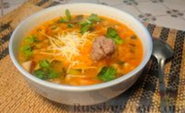 Фото к рецепту: Суп с фрикадельками, овощами, шпинатом и перловкой (на курином бульоне)