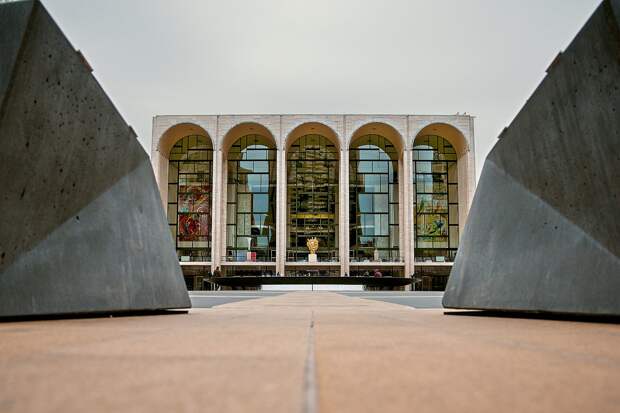 Metropolitan Opera досрочно закрыла сезон