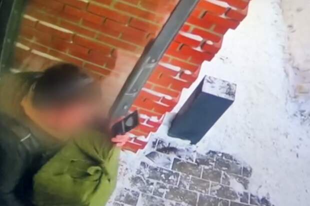 В Москве задержали 25-летнего курьера, забравшего у подростка сейф с миллионом