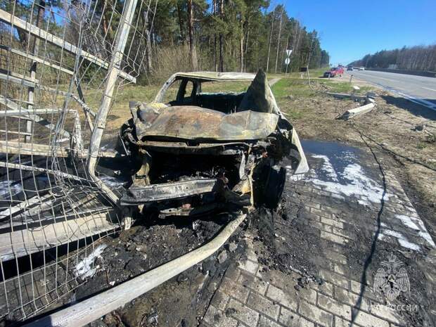 Автомобиль сгорел после столкновения с пешеходным переходом в Володарске