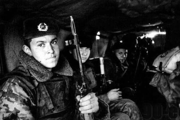 9. Российские солдаты едут в кузове грузовика на штурм Грозного, 31 декабря 1994 года 9. Российские солдаты едут в кузове грузовика на штурм Грозного, 31 декабря 1994 года