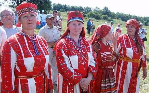 Женщины в национальной одежде на финно-угорском конгрессе.