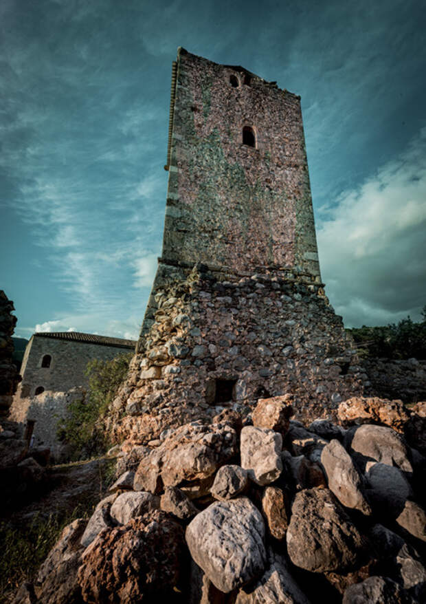 Замок Каламата был построен на вершине холма, на котором несколько тысяч лет назад находился античный храм (Греция). | Фото: sympossio.gr. 