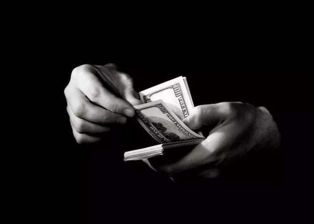 Экономист объяснил, кто и зачем в последние дни скупает доллары