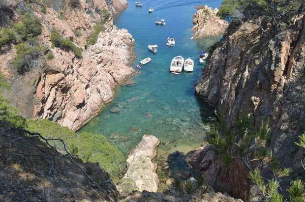 10-метровый пляж, застрявший между отвесными скалами, поросшими зеленью. 10-метровый пляж, застрявший между отвесными скалами, поросшими зеленью.