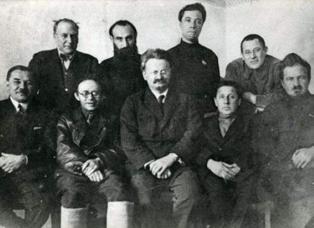 Лидеры оппозиции в 1927 году незадолго до их высылки из Москвы. Сидят слева направо: Леонид Серебряков, Карл Радек, Лев Троцкий, Михаил Богуславский и Евгений Преображенский; стоят: Христиан Раковский, Яков Дробнис, Александр Белобородов и Лев Сосновский