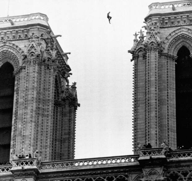 Фотография с канатоходцем Филиппом Пети, который прошел между двумя башнями собора Нотр-Дам де Пари на высоте почти 70 метров. 26 июня 1971 года история, ретро, фото