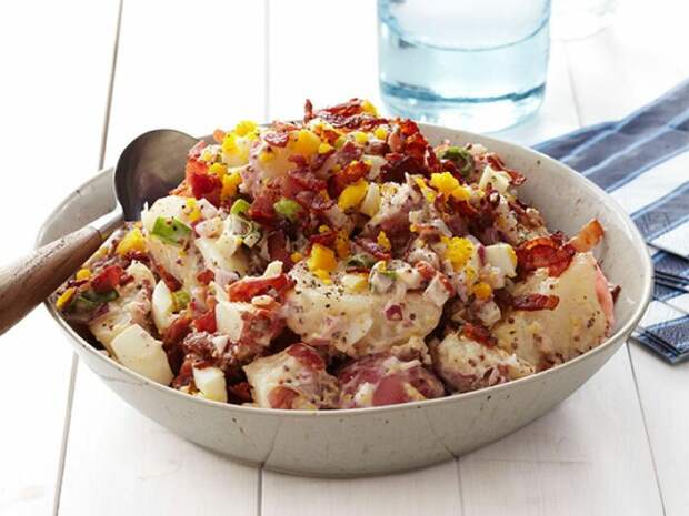 Картофельный салат с беконом и орехами. \ Фото: daddy-cool.gr.