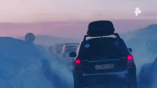 Больше сотни автомобилей застряли в пробке на подъезде к Териберке