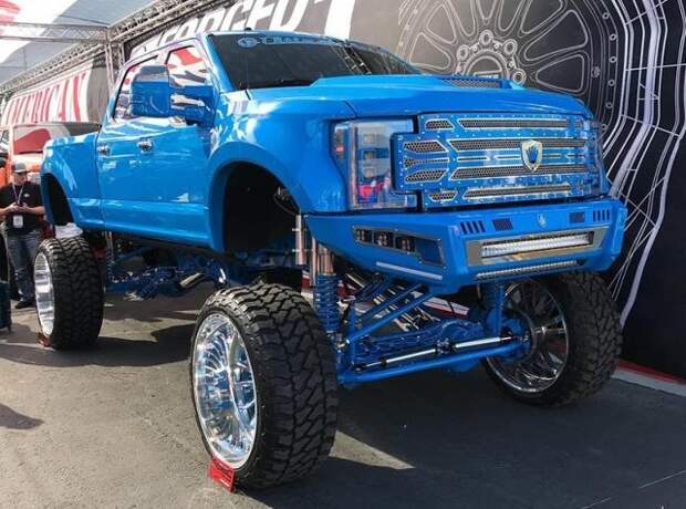 Автомобили на тюнинг-шоу SEMA 2018