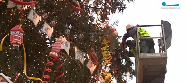 В Петербурге стартовал демонтаж новогодней елки на Дворцовой
