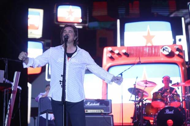 Перебравшаяся в Хорватию рок-звезда получает угрозы за югославский флаг на концерте