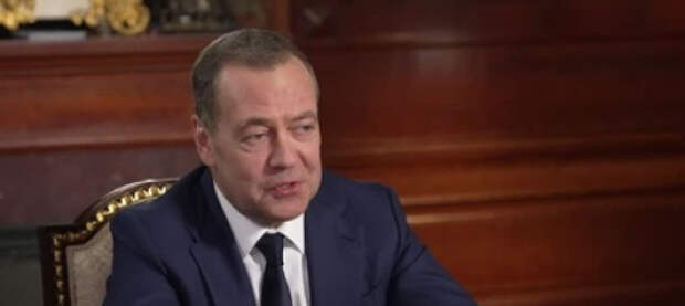 Медведев призвал не называть Британию «великой» и напомнил, как британцы готовили бандеровских боевиков
