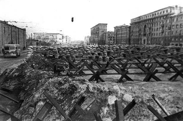На фото: оборонительные заграждения на Можайском шоссе. 1941 год.