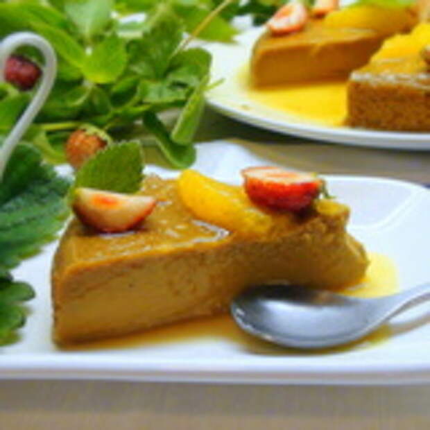 Крем-брюле флан с апельсиновой карамелью-соусом и клубникой.
