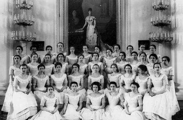 Группа воспитанниц Смольного института в бальных платьях