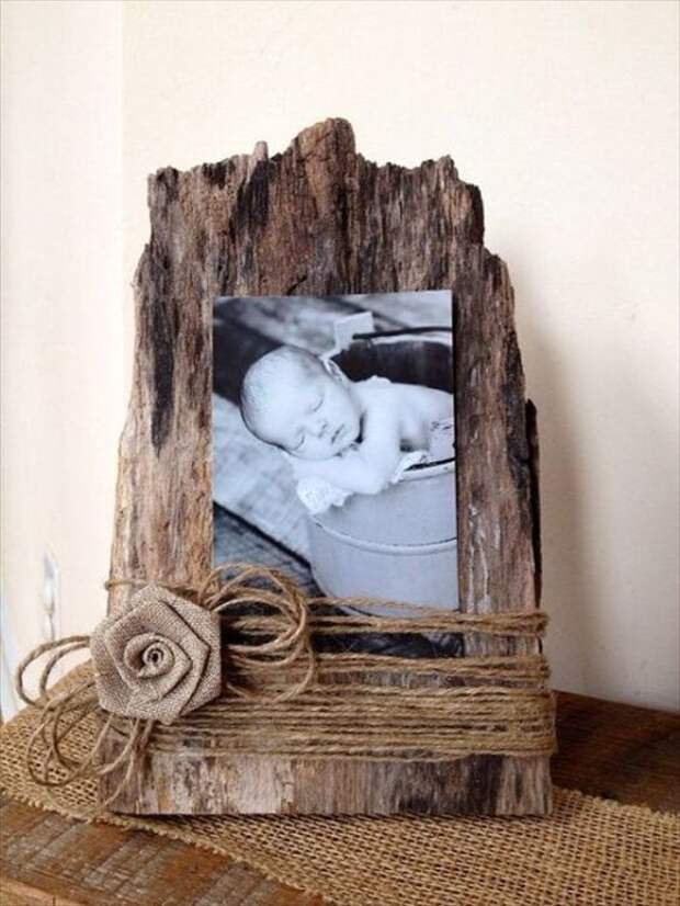 Рамку для фотографии из старого куска древесины. созданная всего за несколько минут. 