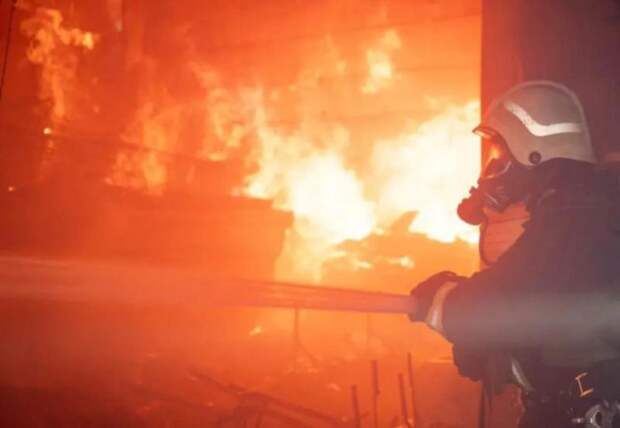 Прохожий, рискуя своей жизнью, вытащил мужчину из горящей машины