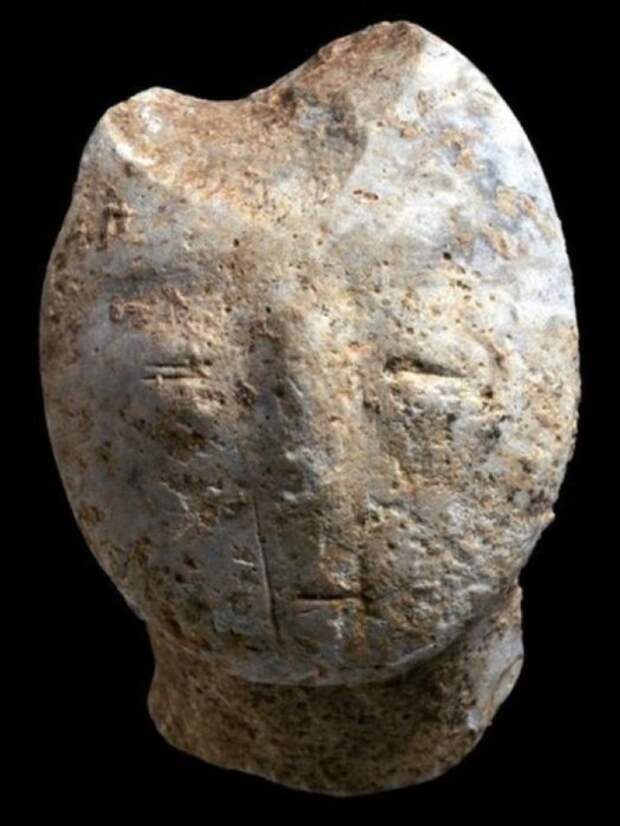 Резная человеческая фигурка, найденная на раскопках в древнем городе возле Motza (Израиль). | Фото: sciencealert.com.