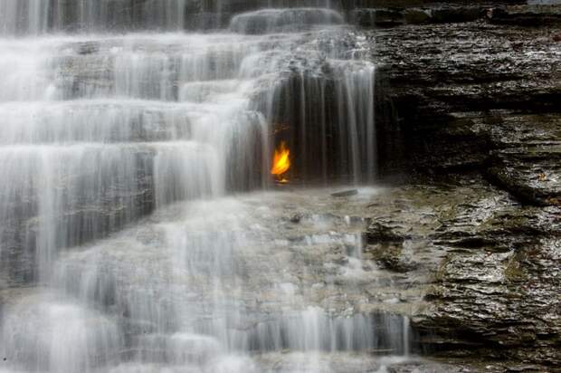 Водопад Вечный огонь, Орчард Парк, штат Нью-Йорк 