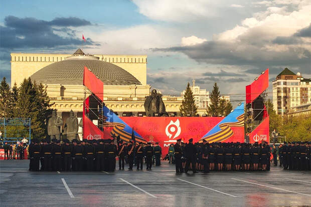 Без брони и гусениц: в центре Новосибирска 6 мая прошла репетиция парада Победы
