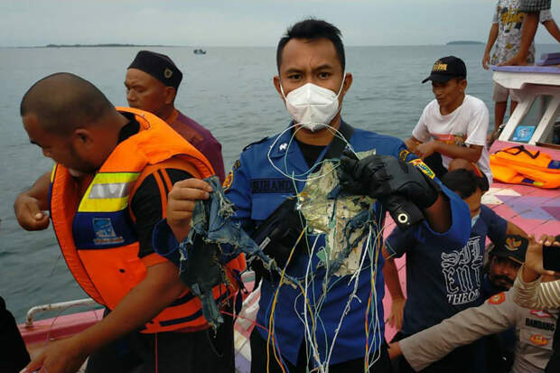 Самолет авиакомпании Sriwijaya Air упал в Яванское море близ Джакарты