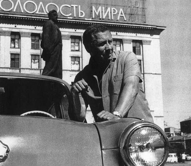 Анатолий Папанов также довольно долгое время водил Москвич-407 и очень любил свою машину