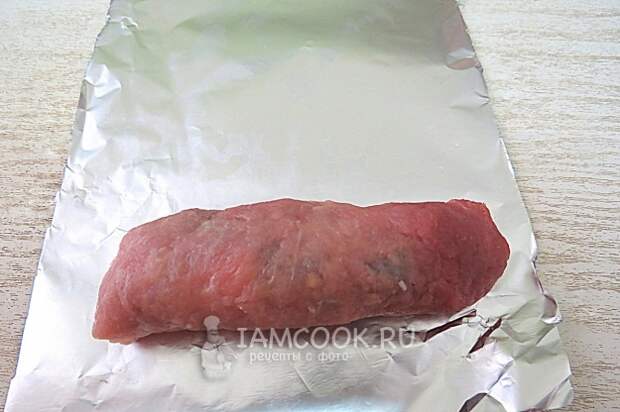Скрутить мясо с начинкой в рулет